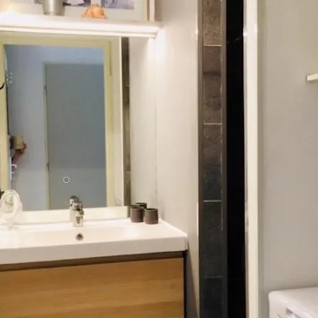 Spacieux T2 Avec Jardin, Loggia, Terrasse Et Box Privé à - Fr-1-472a-225 *